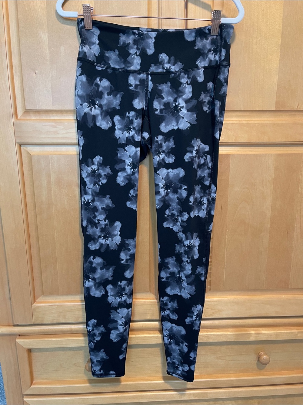Old Navy Active Black and Gray Floral Print Leggings